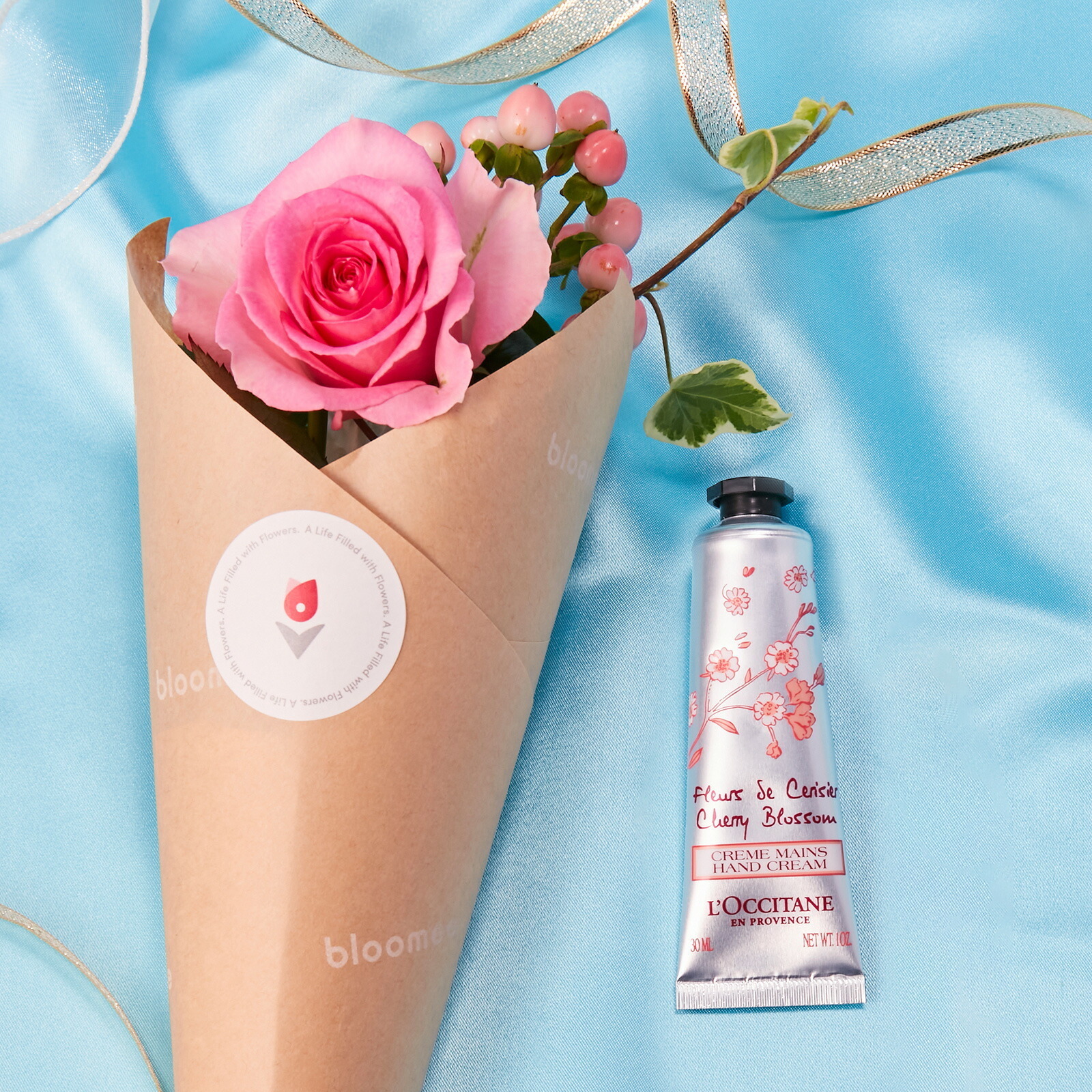 ロクシタンチェリーブロッサムソフトハンドクリーム30mlとお花3本