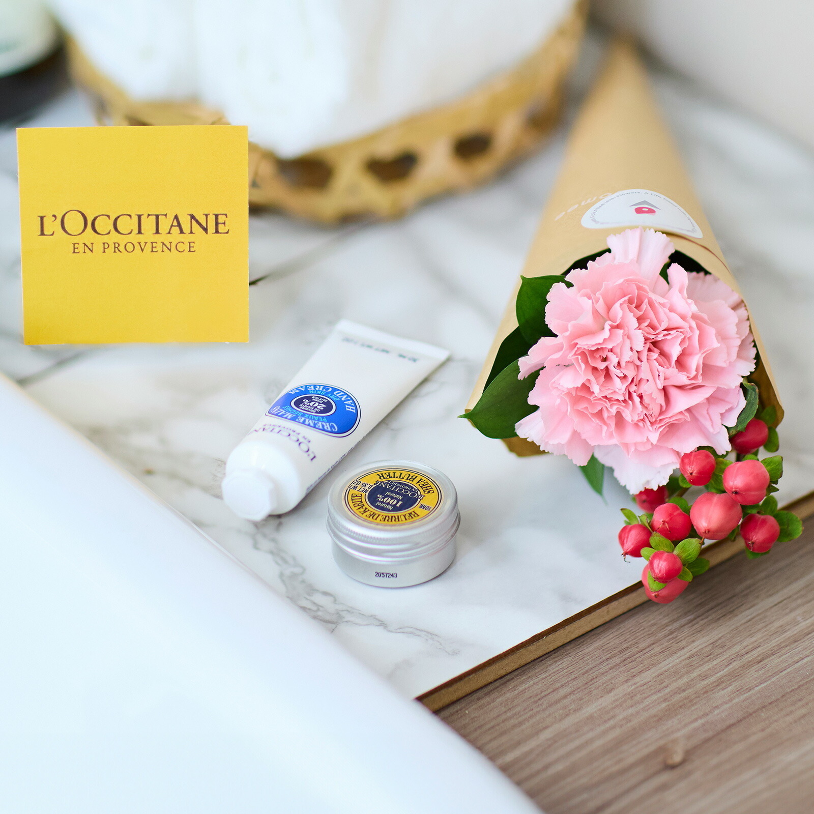 ロクシタン シアハンドクリームとシアバター と 季節のお花ブーケ(3本) Gift for you カード付き