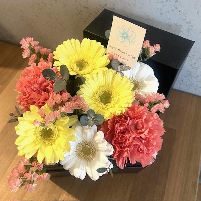 【母の日ギフト　BOXフラワー黄色】