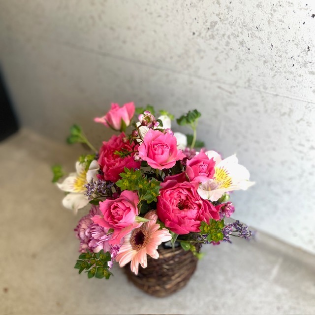 ピンクの花瓶とアレンジメント ピンク系 アレンジメント | お花のギフト通販 ブルーミーストア