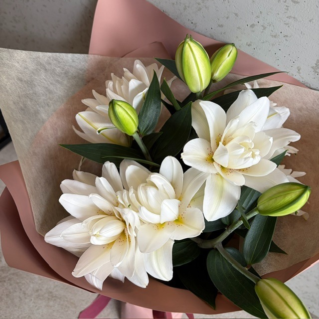 八重咲ユリの花束