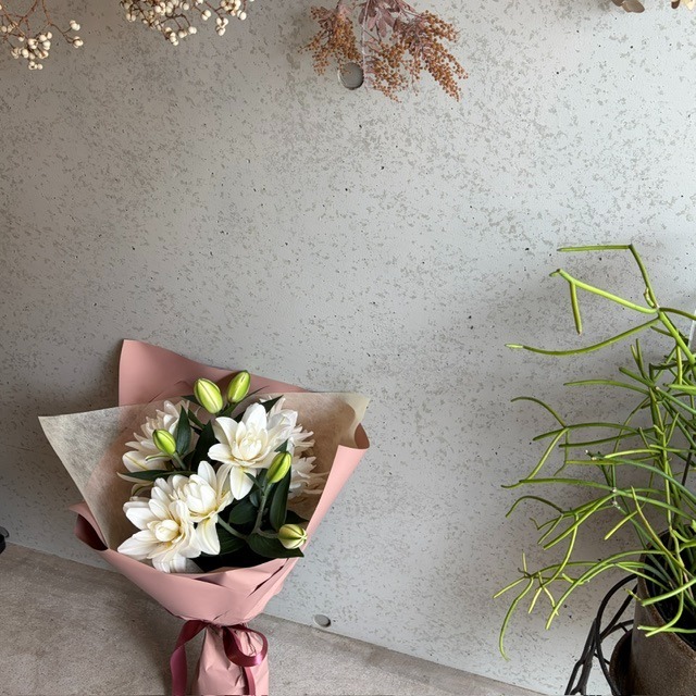 八重咲ユリの花束