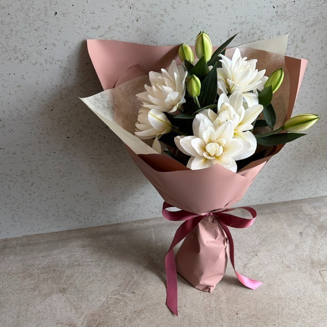 八重咲ユリの花束