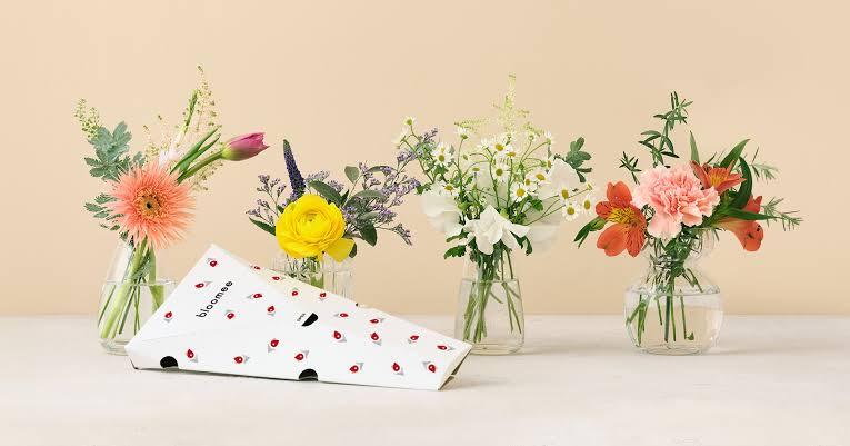 ブルーミーのボックスと色とりどりの花を飾った様子